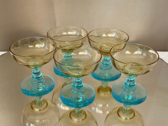 Série de 5 très beaux verres à liqueur du modèle Georges Sand,  bleu et ambre