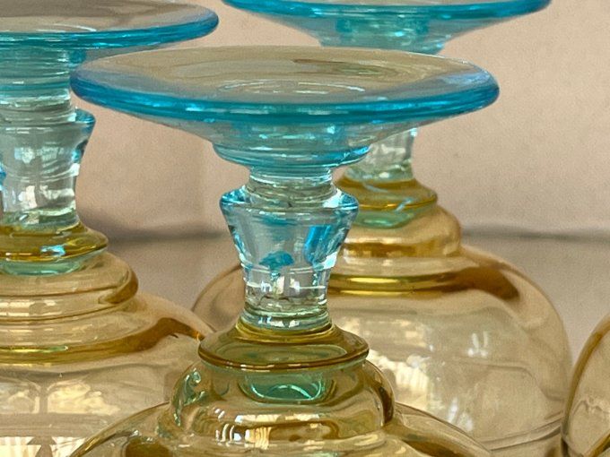 Série de 5 très beaux verres à liqueur du modèle Georges Sand,  bleu et ambre