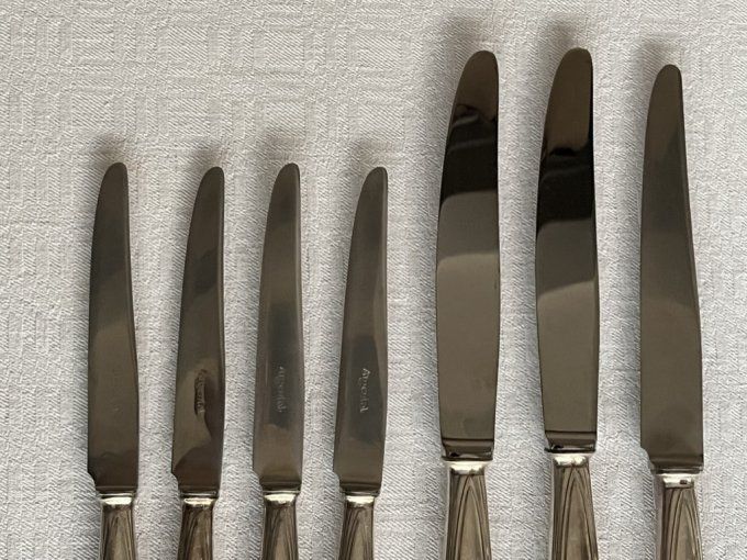 Série de couteaux en metal argenté, modèle Art déco, poinçon Argental