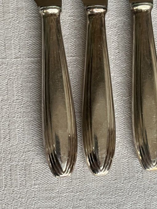 Série de couteaux en metal argenté, modèle Art déco, poinçon Argental