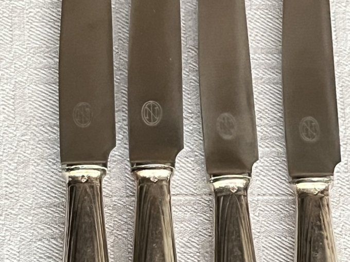 Série de couteaux en metal argenté, modèle Art déco, poinçon Argental