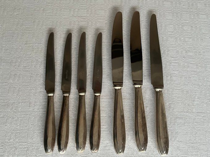 Série de couteaux en metal argenté, modèle Art déco, poinçon Argental