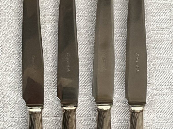 Série de couteaux en metal argenté, modèle Art déco, poinçon Argental