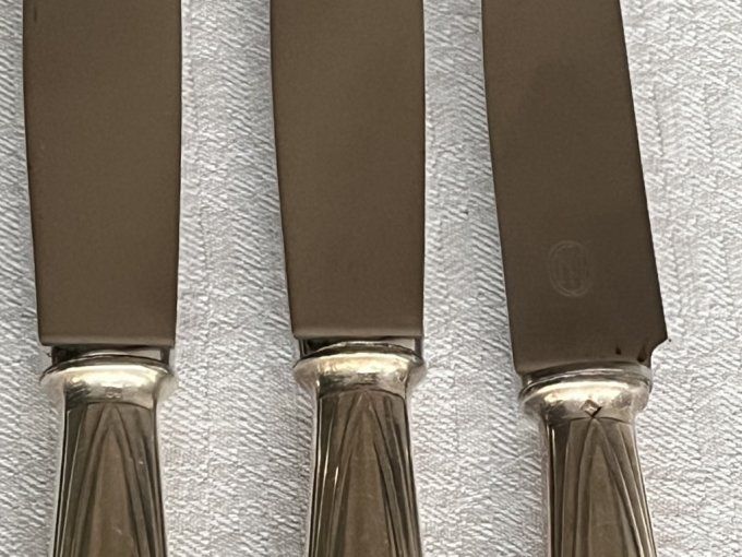 Série de couteaux en metal argenté, modèle Art déco, poinçon Argental