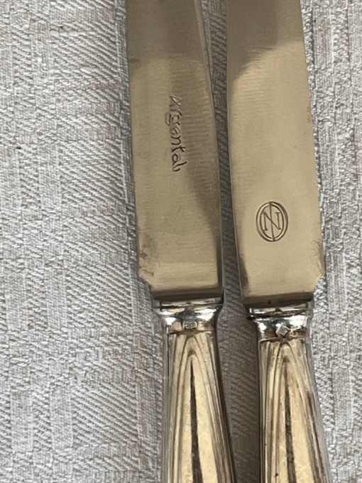 Série de couteaux en metal argenté, modèle Art déco, poinçon Argental