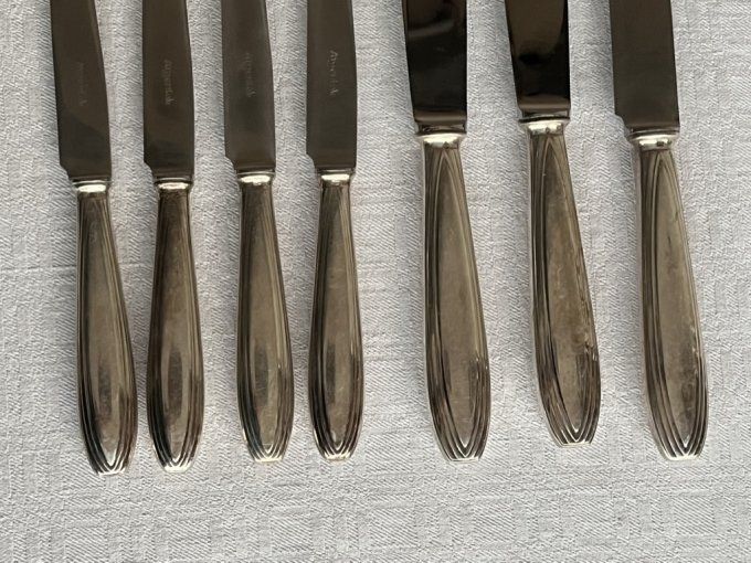 Série de couteaux en metal argenté, modèle Art déco, poinçon Argental