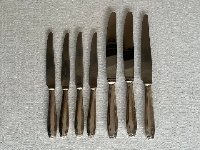Série de couteaux en metal argenté, modèle Art déco, poinçon Argental