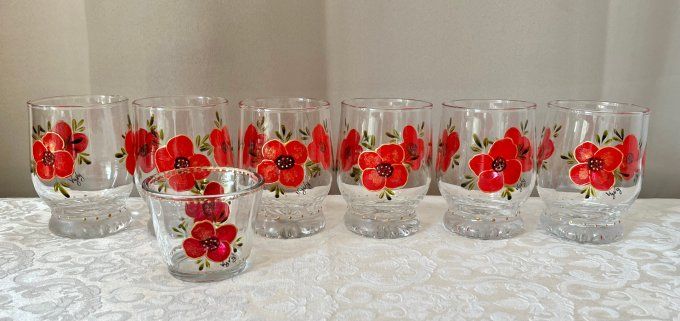 Service apéritif vintage 6 verres et 1 godet en verre peint main, motifs coquelicots, signés Vyvy