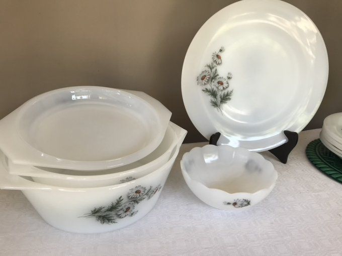 Service de table, 2 Plats, saladier et assiettes creuses, Arcopal, modèle marguerites, vintage