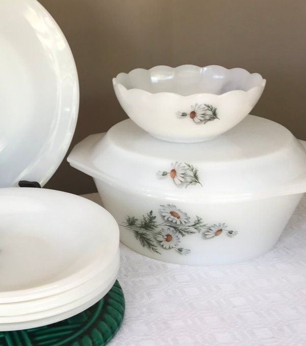 Service de table, 2 Plats, saladier et assiettes creuses, Arcopal, modèle marguerites, vintage