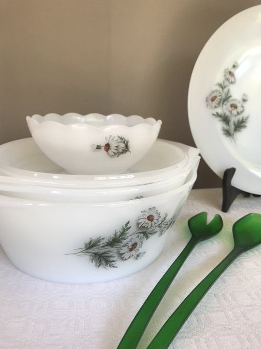 Service de table, 2 Plats, saladier et assiettes creuses, Arcopal, modèle marguerites, vintage