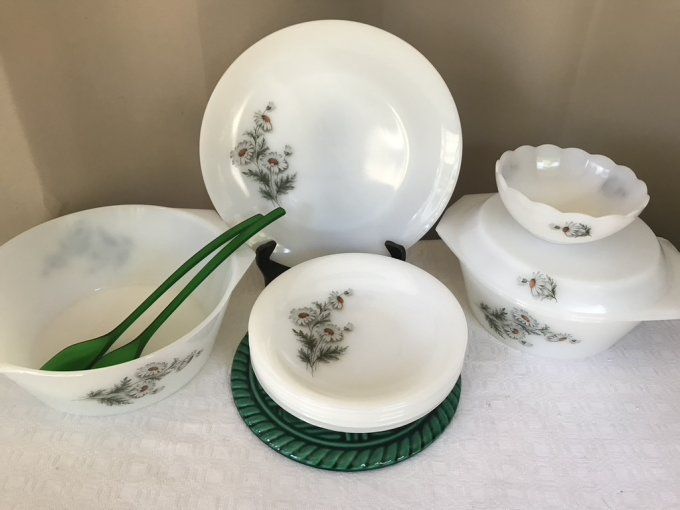 Service de table, 2 Plats, saladier et assiettes creuses, Arcopal, modèle marguerites, vintage