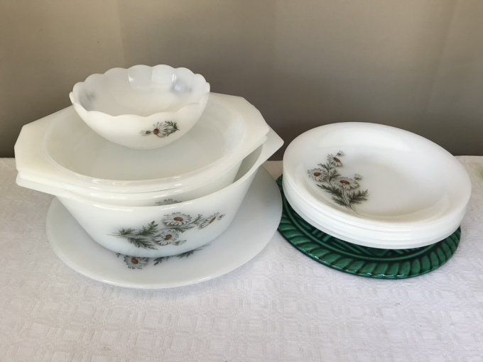 Service de table, 2 Plats, saladier et assiettes creuses, Arcopal, modèle marguerites, vintage