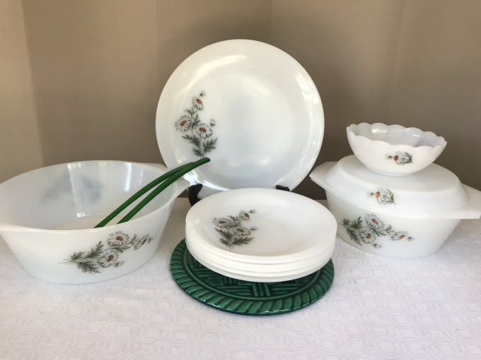 Service de table, 2 Plats, saladier et assiettes creuses, Arcopal, modèle marguerites, vintage