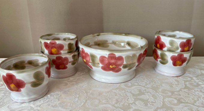 Service en terre cuite décor floral – 5 gobelets et petit saladier / bol – signé BBB