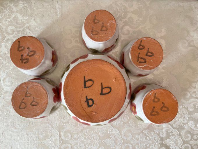Service en terre cuite décor floral – 5 gobelets et petit saladier / bol – signé BBB