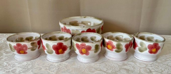 Service en terre cuite décor floral – 5 gobelets et petit saladier / bol – signé BBB