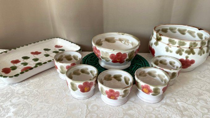 Service en terre cuite décor floral – 5 gobelets et petit saladier / bol – signé BBB