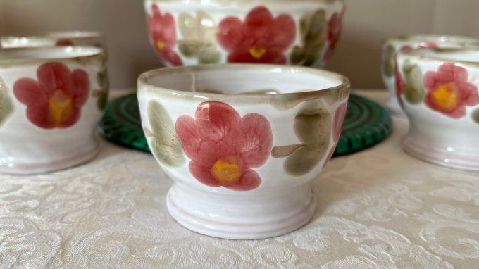 Service en terre cuite décor floral – 5 gobelets et petit saladier / bol – signé BBB