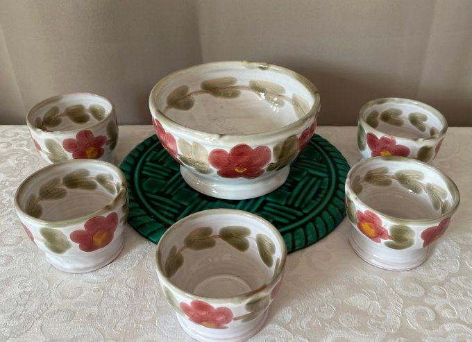Service en terre cuite décor floral – 5 gobelets et petit saladier / bol – signé BBB