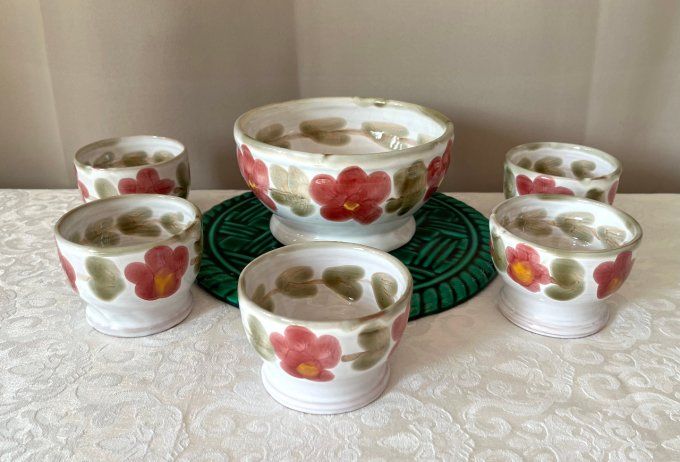 Service en terre cuite décor floral – 5 gobelets et petit saladier / bol – signé BBB