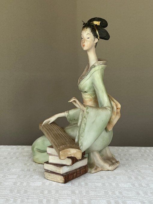 Statuette en céramique, geisha jouant d'un instrument de musique, vintage