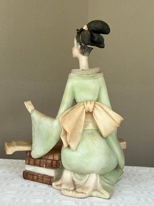 Statuette en céramique, geisha jouant d'un instrument de musique, vintage