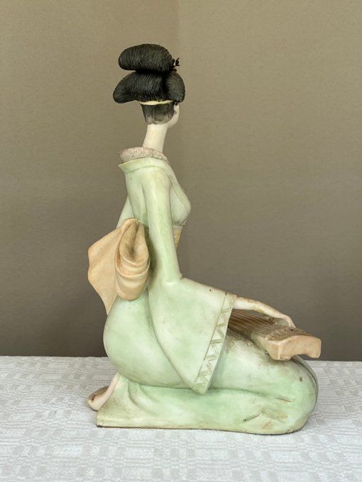 Statuette en céramique, geisha jouant d'un instrument de musique, vintage