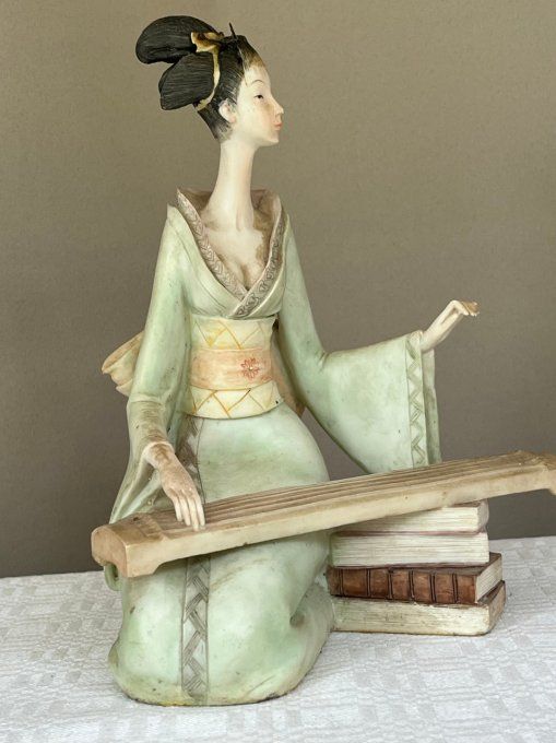 Statuette en céramique, geisha jouant d'un instrument de musique, vintage