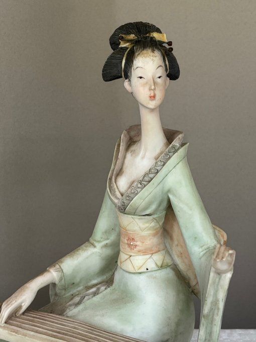 Statuette en céramique, geisha jouant d'un instrument de musique, vintage
