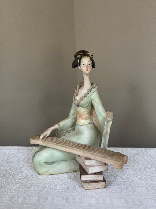 Statuette en céramique, geisha jouant d'un instrument de musique, vintage