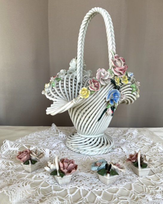 Superbe panier floral tressé style Capodimonte et 4 miniatures bouquets de fleurs