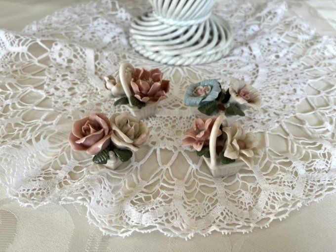 Superbe panier floral tressé style Capodimonte et 4 miniatures bouquets de fleurs