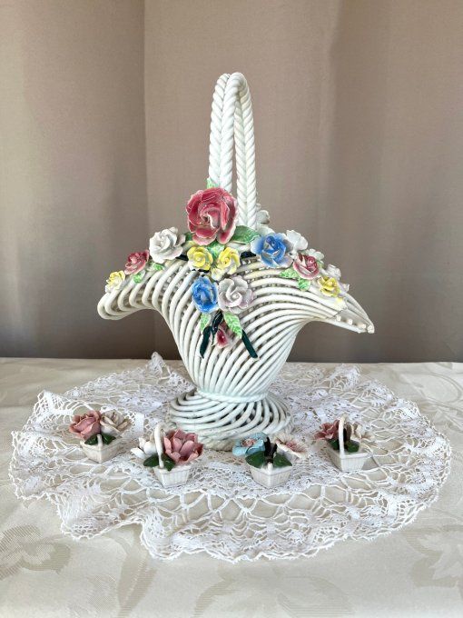 Superbe panier floral tressé style Capodimonte et 4 miniatures bouquets de fleurs