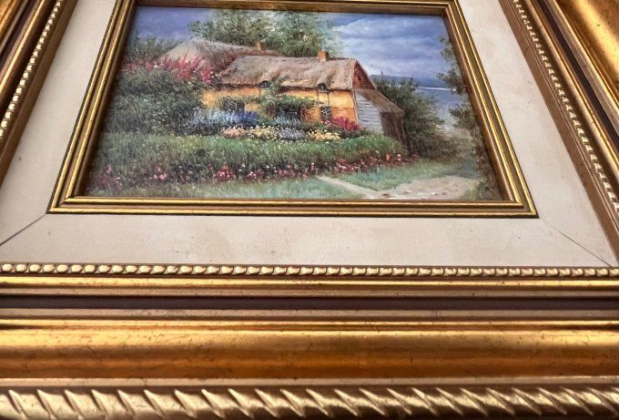 Tableau maison champêtre au toit de chaume – cadre bois doré – déco campagne chic