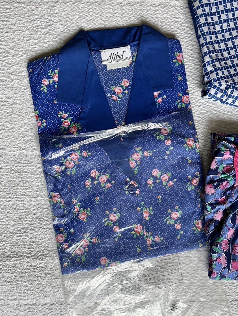 Tablier vintage, blouse bleue, motifs fleurs roses, Marque Afibel, Neuf Tablier vintage, blouse bleue, motifs fleurs roses, Marque Afibel, Neuf
