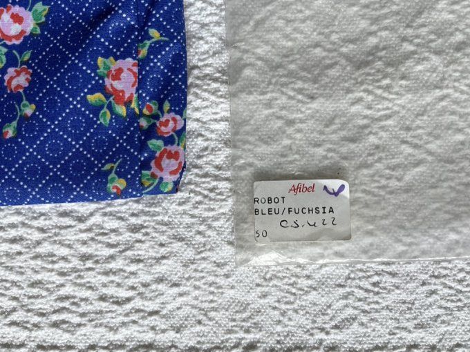 Tablier vintage, blouse bleue, motifs fleurs roses, Marque Afibel, Neuf