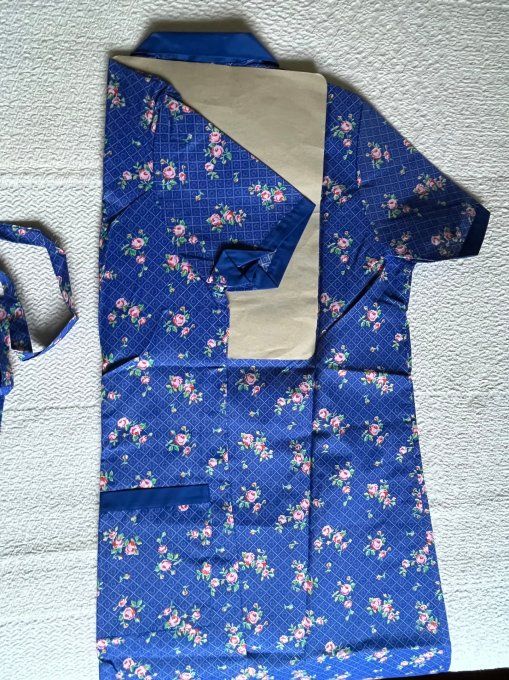 Tablier vintage, blouse bleue, motifs fleurs roses, Marque Afibel, Neuf