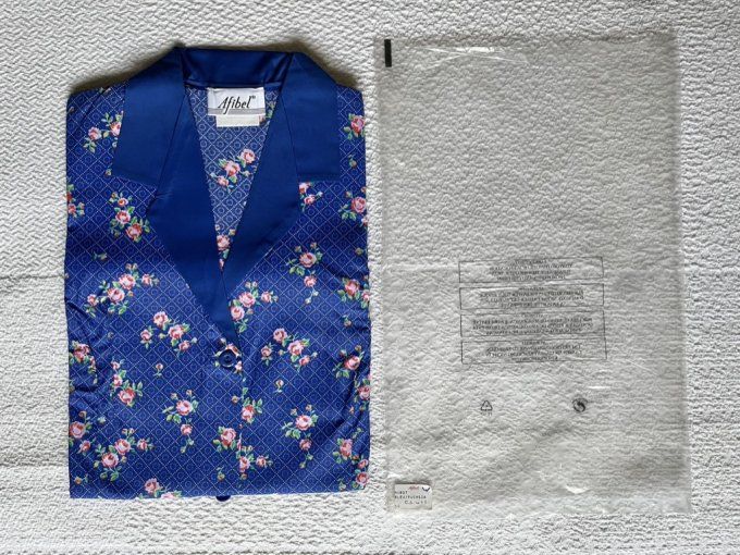 Tablier vintage, blouse bleue, motifs fleurs roses, Marque Afibel, Neuf