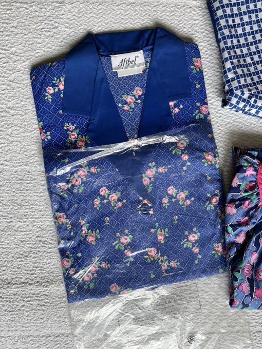 Tablier vintage, blouse bleue, motifs fleurs roses, Marque Afibel, Neuf