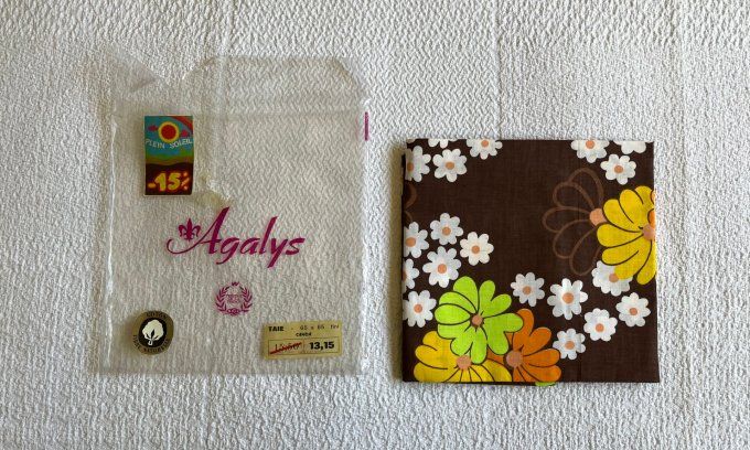 Taie d'oreiller vintage de la Marque Agalys, au motif Flower Power, typique des années 70 ! Neuve