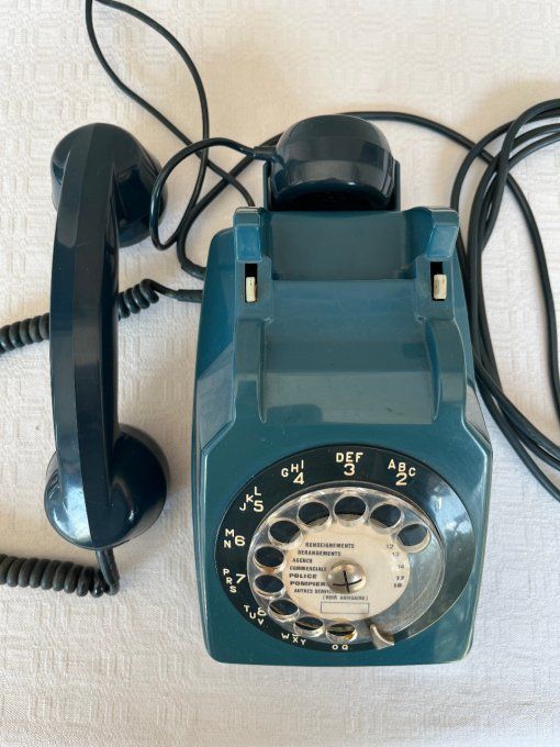 Telephone bleu vintage, Socotel S63 à cadran, PTT, année 1981
