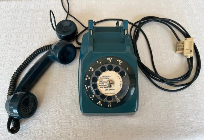 Telephone bleu vintage, Socotel S63 à cadran, PTT, année 1981
