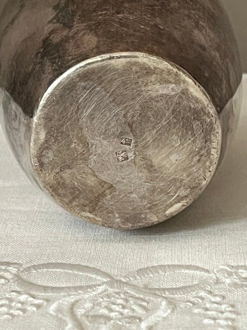 Timbale de baptême ancienne en métal argenté, poinçon orfèvre Léon Rué, décor feuillagé
