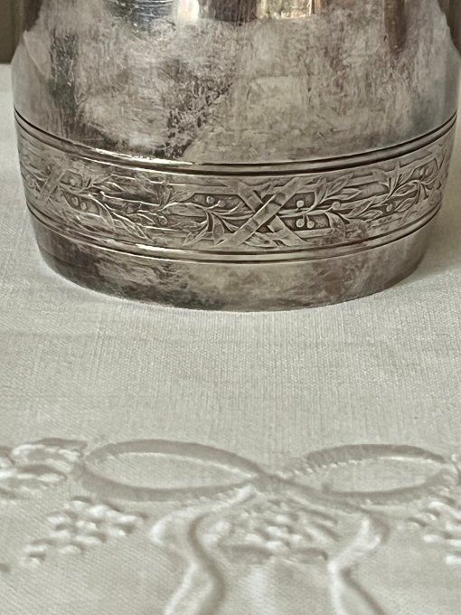 Timbale de baptême ancienne en métal argenté, poinçon orfèvre Léon Rué, décor feuillagé