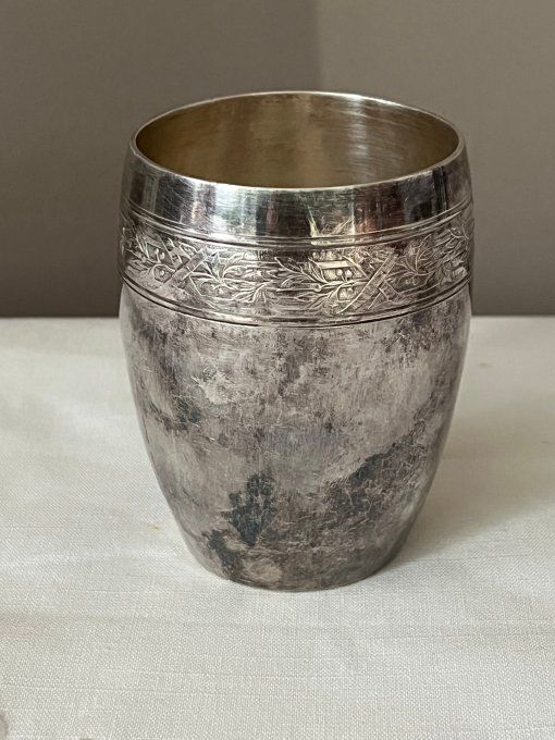 Timbale de baptême ancienne en métal argenté, poinçon orfèvre Léon Rué, décor feuillagé