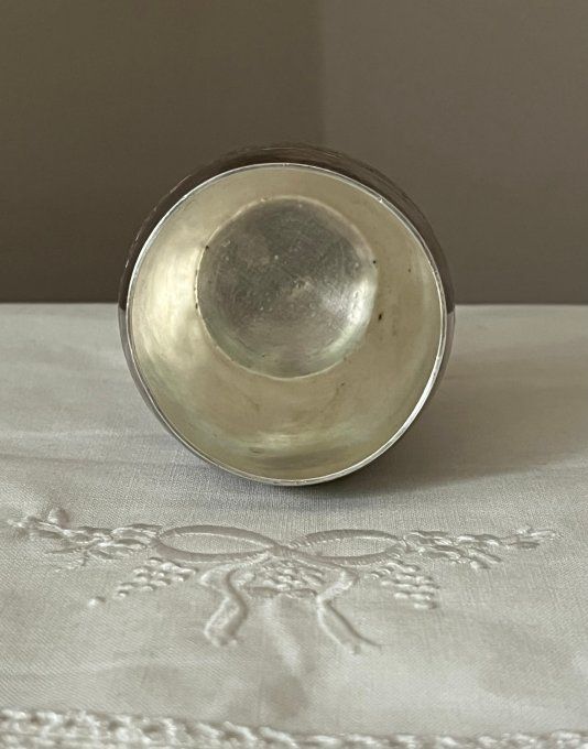 Timbale de baptême ancienne en métal argenté, poinçon orfèvre Léon Rué, décor feuillagé