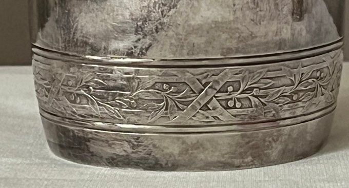 Timbale de baptême ancienne en métal argenté, poinçon orfèvre Léon Rué, décor feuillagé