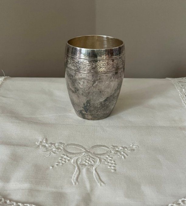 Timbale de baptême ancienne en métal argenté, poinçon orfèvre Léon Rué, décor feuillagé