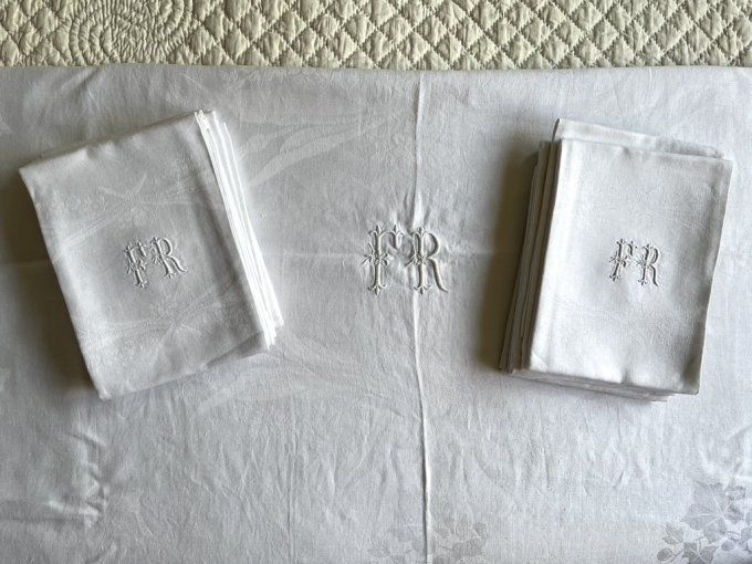 Très grande nappe et 12 serviettes assorties, tissu damassé, monogramme FR